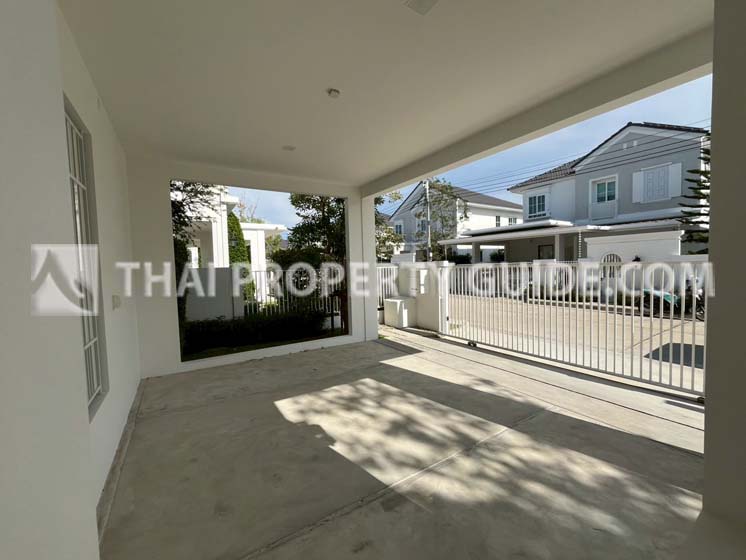 House with Shared Pool in Bangnatrad 